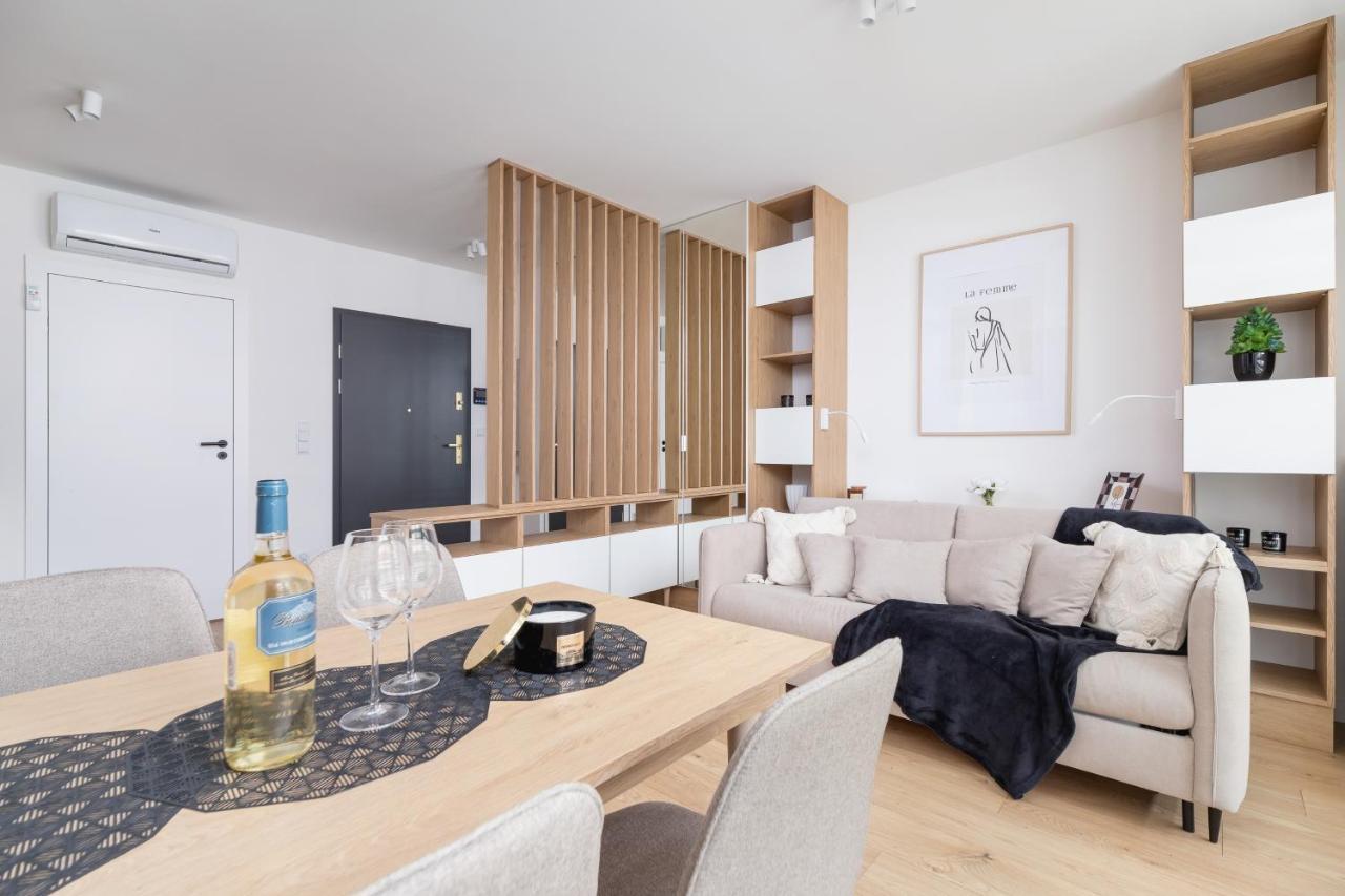 City Studio With Ac Czarnowiejska By Renters คราคูฟ ภายนอก รูปภาพ